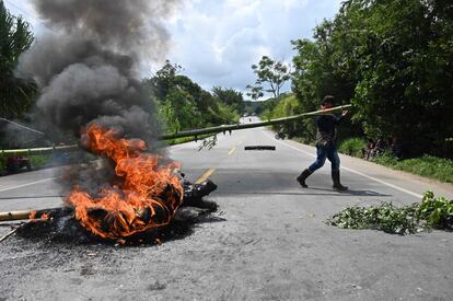 Un grupo de indígenas bloquea una carretera durante la huelga general, cerca de Caldono, al sur de Colombia.