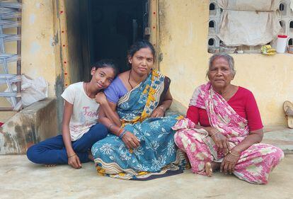 En el centro, Jamuna Chatla, paciente de lepra, junto a su hija y su madre, poco antes de que esta falleciera por coronavirus.