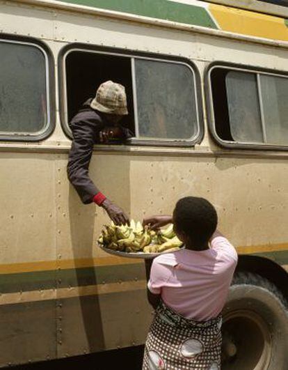 Comprando fruta durante una parada de un autobús de línea en Tanzania.