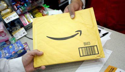 Un cliente recoge un paquete de Amazon en un punto de conveniencia.