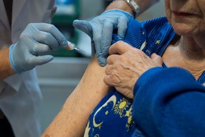 Una anciana se vacuna contra la gripe en Sevilla, en 2019.