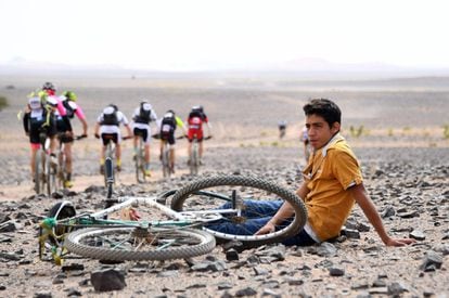 Un joven marroquí mira a los competidores durante la Etapa 3 de Titan Desert 2018, el 1 de mayo de 2018.