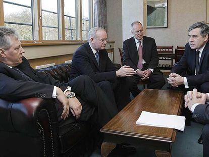 Brown (derecha), con el ministro principal de Irlanda del Norte, Peter Robinson (izquierda) y Martin McGuinness (segundo por la izquierda).