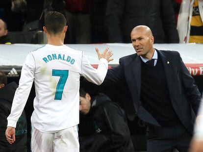 Cristiano Ronaldosaluda al Zinedine Zidane tras ser sustituido en el partido ante el Sevilla, el 9 de diciembre de 2017 en el estadio Santiago Bernabéu.