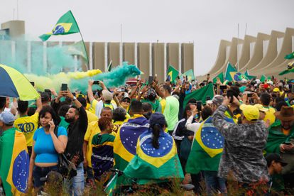 Sin embargo, otros tantos hablaban de decretar el estado de sitio y de cerrar el Supremo Tribunal Federal y el Tribunal Superior Electoral. En la imagen, seguidores de Bolsonaro frente a un cuartel militar en Brasilia. 