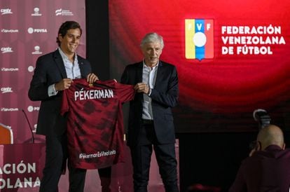 José Pekerman receives the Venezuela shirt from the president of the national federation Jorge Gimémez, this Tuesday.