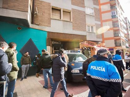 Efectivos policiales junto a la vivienda de los tres exjugadores de la Arandina Club de Fútbol, el pasado diciembre.