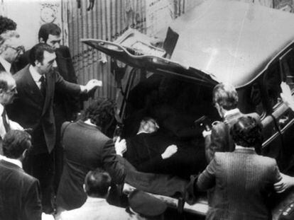 El cuerpo sin vida del ex primer ministro italiano Aldo Moro, en las proximidades de la sede romana del Partido Comunista Italiano.