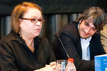 La escritora Zoe Valdés junto a Fernando Gril, autor del libro.