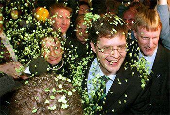 El líder democristiano Jan Peter Balkenende es recibido por sus seguidores en la sede del partido.