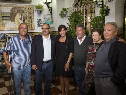 Anne Hidalgo, con sus padres (derecha), su primo Manuel (con bigote) y unos amigos en San Fernando en 2012. 