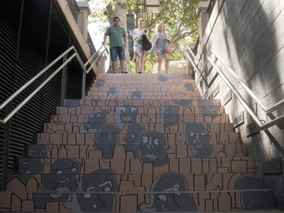 Obra expuesta en las escaleras de Rambla Catalunya.