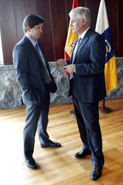 El vicepresidente y consejero de Educación, Universidades y Sostenibilidad del Gobierno de Canarias, José Miguel Pérez (d), conversa con el consejero de Economía y Hacienda, Javier González Ortiz, momentos antes de comenzar la reunión del Consejo de Gobierno.