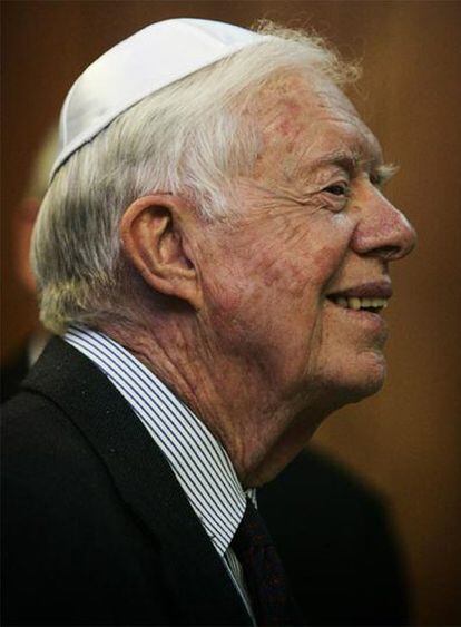 Jimmy Carter, con una 'kippá' hebrea, en una sinagoga en Jerusalén.