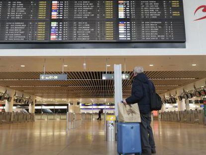 Aspecto de la zona de facturaci&oacute;n del aeropuerto de Bruselas este mediod&iacute;a. Todos los vuelos han sido cancelados.