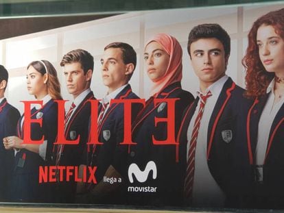 Cartel de la serie Élite en la tienda de Movistar en Gran Vía (Madrid). En vídeo, declaraciones de Movistar, Telefónica y Netflix sobre el acuerdo.