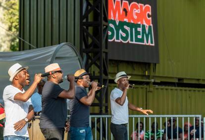 El grupo marfileño Zouglou Magic System actúa en el escenario en Central Park SummerStage, Nueva York, en 2019.