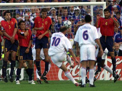 Zidane marca un gol de falta ante España en la Eurocopa 2000.
