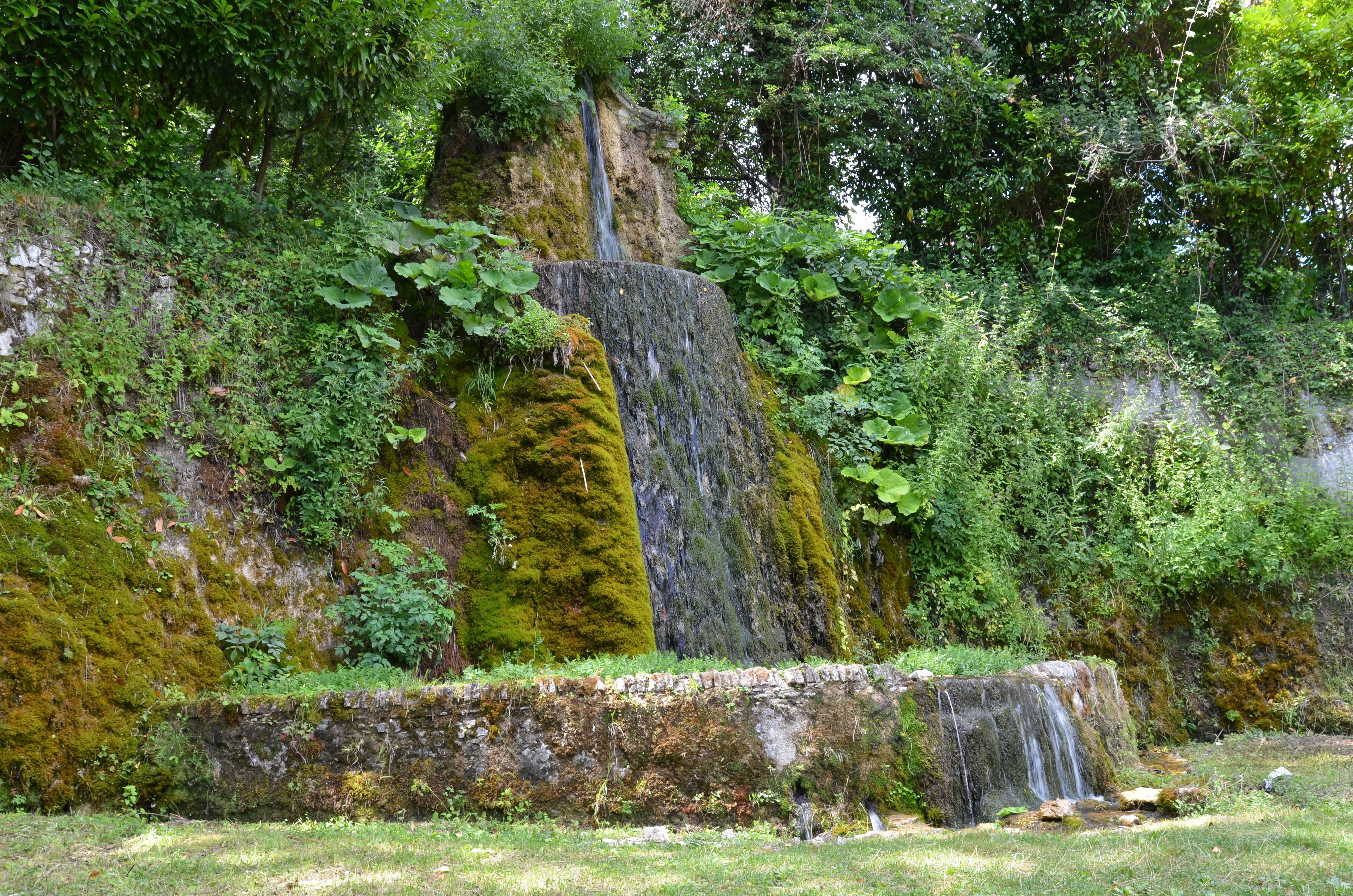 El Ninfeo degli Orsini, una fuente que se derrama como una cascada de casi 10 metros.