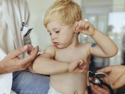 Un niño recibe una dosis de una vacuna.