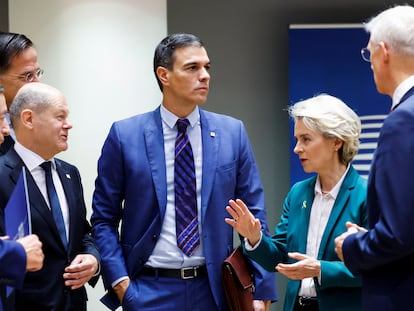 La presidenta de la Comisión Europea, Ursula von der Leyen, junto a varios líderes europeos, entre ellos, el presidente español, Pedro Sánchez (centro), y el canciller alemán, Olaf Scholz, este viernes en Bruselas.