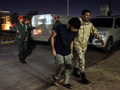 Milicianos libios leales al mariscal Jalifa Hafter detenían a un supuesto mercenario, el pasado mayo en Bengazi (Libia)