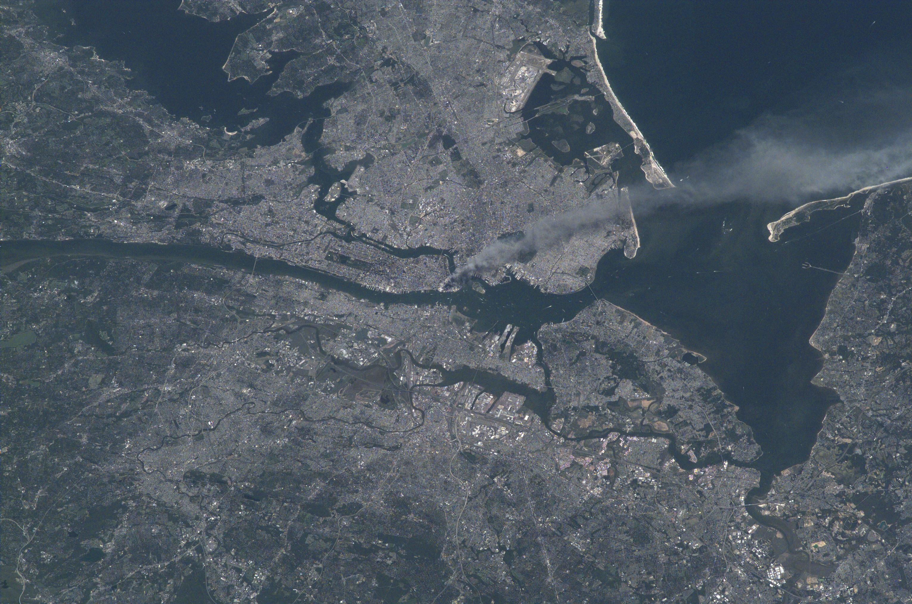 Imagen de Nueva York tomada desde la Estación Espacial Internacional, el 11 de septiembre de 2001, tras los atentados contra las Torres Gemelas.