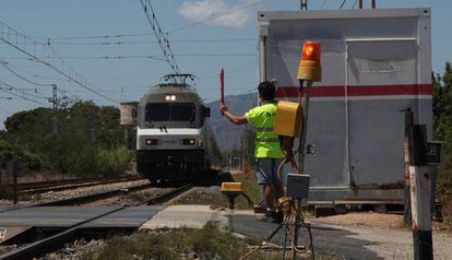 Un empleado de Adif en una avería en un paso por Montroig del Camp.