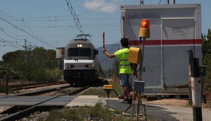 Un empleado de Adif en una aver&iacute;a en un paso por Montroig del Camp.