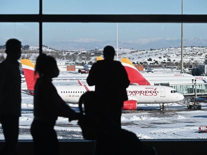 Pasajeros aguardan la salida de su vuelo en el aeropuerto Adolfo Suárez Madrid-Barajas, este lunes