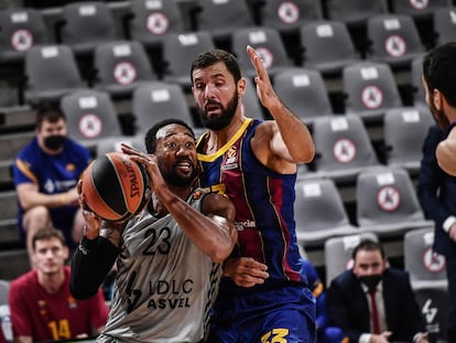 Mirotic intenta frenar a Lighty.