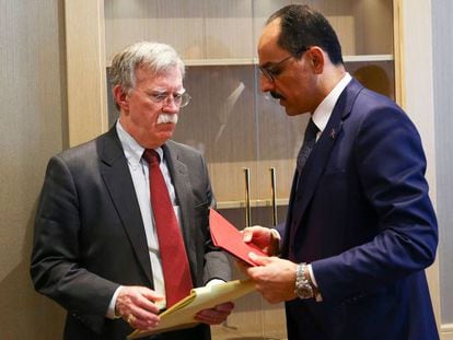 El asesor de Seguridad Nacional de EE UU, John Bolton, y el portavoz de la Presidencia turca, Ibrahim Kalin, tras la reunión de este martes para tratar la retirada estadounidense de Siria.