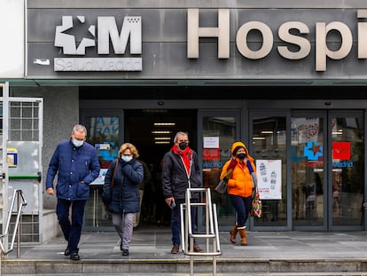 Personas con mascarillas salen del hospital de La Paz, en Madrid, el 9 de enero de 2024.