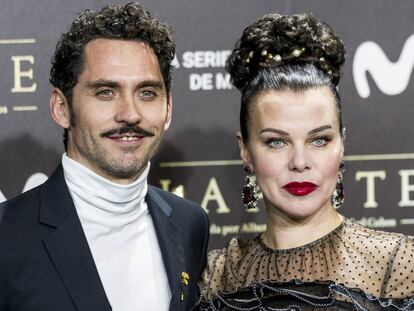 La actriz Debi Mazar junto a Paco León en el preestreno de la serie La Peste en el Cine Callao de Madrid el pasado 11 de enero.