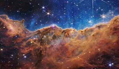 Una de las imágenes tomadas por el James Webb y presentadas por la NASA el 12 de julio. Muestra el borde de una región cercana y joven donde se forman estrellas, llamada NGC 3324, en la nebulosa de Carina.