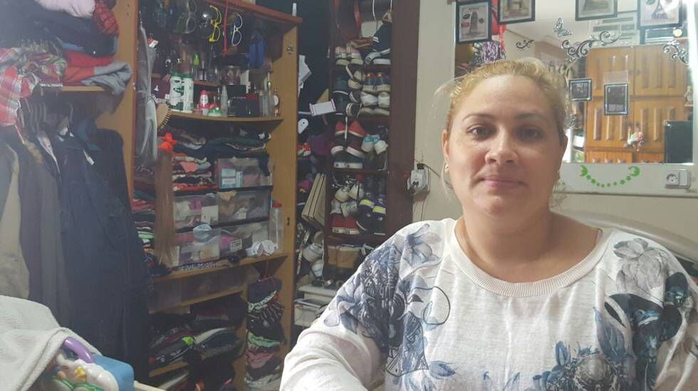 Gabriela González vive con sus tres hijos junto a otra familia para poder pagar el alquiler.