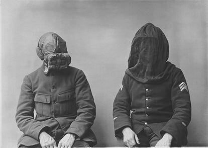 Máscara y capucha contra el fuego (1917-1918).