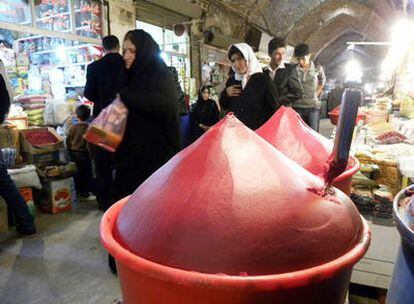 Tarrinas gigantes de pasta de tomate, en un bazar de la ciudad de Urmia, Irán