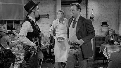 Un fotograma de la película 'El hombre que mató a Liberty Valance', de John Ford. Desde la izquierda, Lee Marvin, James Stewart y John Wayne.