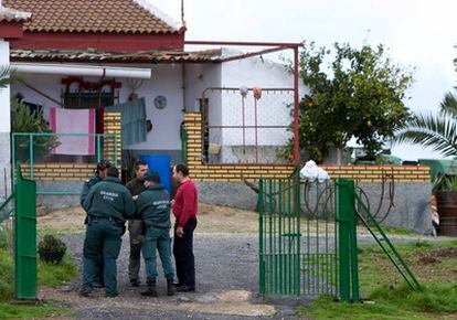 Un grupo de guardias civiles a la entrada de la finca de Villanueva de las Cruces donde se halló el cadaver de la mujer.