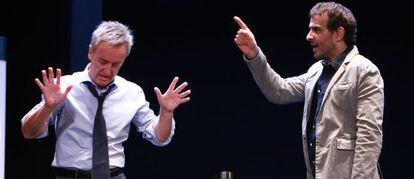 Carlos Hipólito y Luis Merlo, protagonistas de 'El crédito', durante la función.