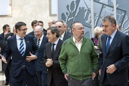 López (a la izquierda) habla con el presidente de BBK, Mario Fernández, en presencia de otros miembros del consejo asesor.