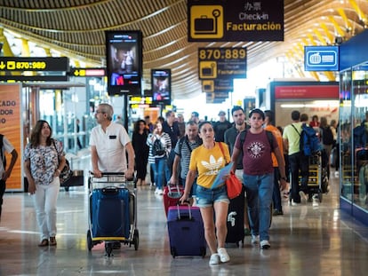 Viajeros transitan por la terminal 4 del aeropuerto de Barajas