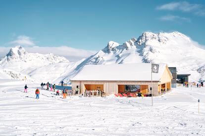 El restaurante cabaña de esquí Der Wolf, diseñado por el arquitecto Bernardo Bader. 