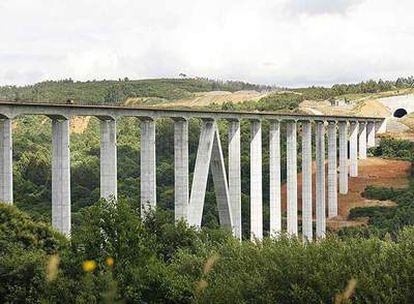 Viaducto del AVE a Galicia en un paraje de O Eixo, en Santiago de Compostela.