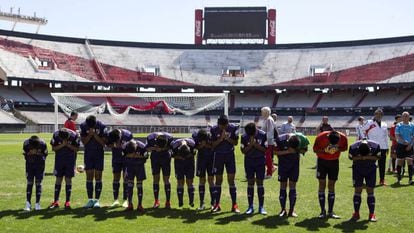 Los niños de la cueva de Tailandia saludan a sus familiares tras jugar en el Monumental de Buenos Aires contras la inferiores de River Plate.