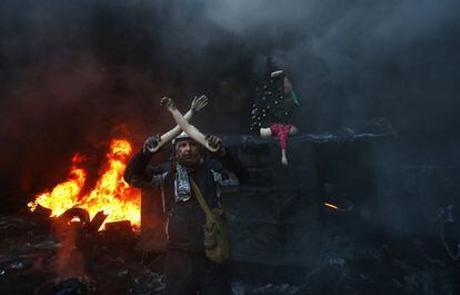 Después de los fuertes enfrentamientos registrados de nuevo ayer en Kiev y las negociaciones de los líderes de la oposición y el jefe del Estado Mayor, Víctor Yanukóvich, los manifestantes han dado un ultimátum al Gobierno ucranio para que acceda a la firma de un acuerdo con la Unión Europea. En la imagen, un manifestante sujeta los brazos de un maniquí durante los disturbios, 23 de enero de 2013.