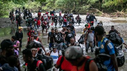 Un grupo de migrantes cruza un río en la selva del Darién, cerca de Acandí, en Colombia, el 7 de octubre de 2021.