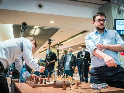 Carlsen firma su rendición ante Vachier-Lagrave en la última ronda del Mundial Relámpago, hoy en Varsovia