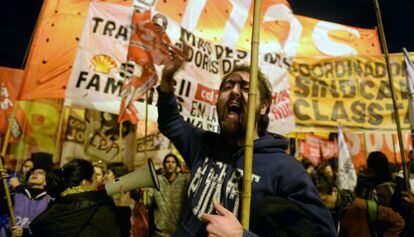 Los manifestantes cortan un puente en Buenos Aires. 